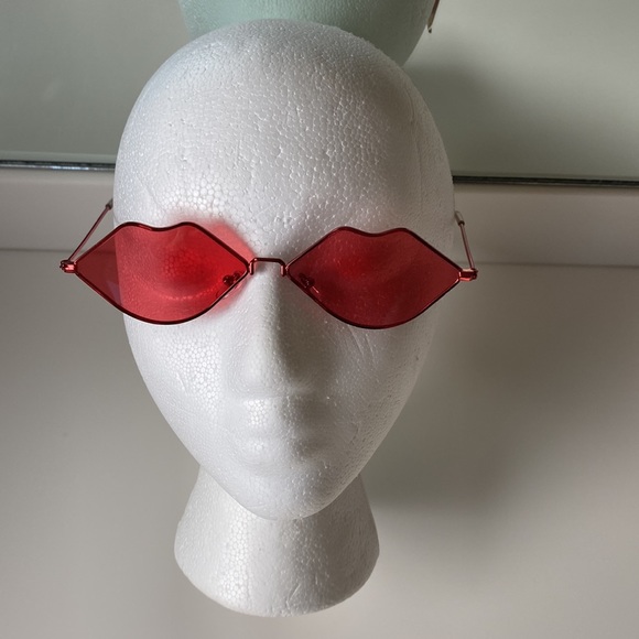 2 FUN Tinted Sunglasses & Case: KISS LIP Shape Wire Frame & Large Plastic Frame - Picture 4 of 10
